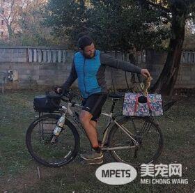 男子骑单车环球壮游 却被小家伙强行打乱计划
