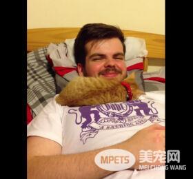 这人差点生吞了一只小猫咪 嘴开做鬼脸猫咪竟探头