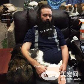 爱猫男子创办猫咪收容之家 让老猫们有一个温暖的家