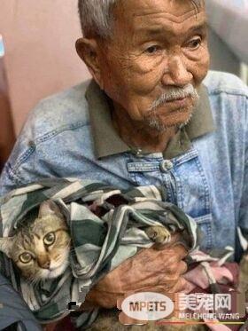 台风来袭泰国南部 老爷爷紧紧抱着爱猫逃难