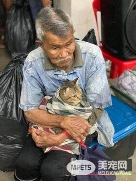 台风来袭泰国南部 老爷爷紧紧抱着爱猫逃难