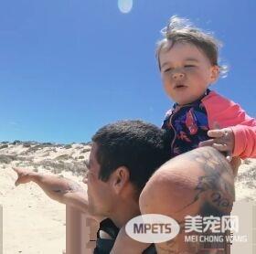 澳洲男子游玩发现受困海龟 暖心就了海龟一命